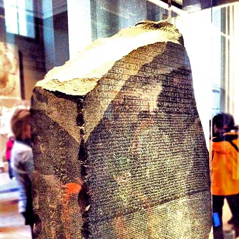 Hoje, o termo Pedra de Roseta é usado metaforicamente para descrever qualquer objeto, código ou ideia que possibilite a compreensão de algo anteriormente inacessível.
