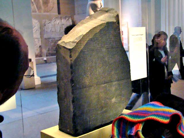 Em 1801, os britânicos tomaram a Pedra de Roseta e enviaram o estimado objeto para Londres após derrotarem as tropas de Napoleão no Egito. 

