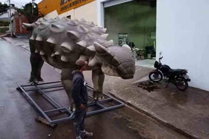 Além de embelezar os espaços públicos, as réplicas são contextualizadas com informações sobre cada dinossauro, seu período histórico e contexto ambiental, criando uma aula de campo para os visitantes. 