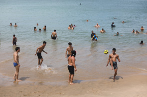FORTALEZA, CEARÁ, BRASIL,26.12.2025: Movimentação nas barracas de praia, Praia do Náutico.  (foto: Fabio Lima/OPOVO).