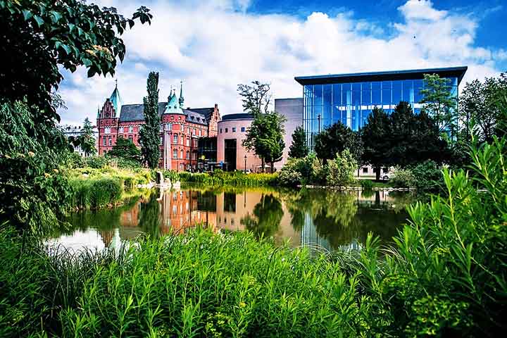 Para quem visa o turismo cultural, há o Moderna Museet Malmö, um museu que exibe arte contemporânea nacional e internacional em um edifício histórico, e o Malmö Konsthall, uma das maiores galerias de arte contemporânea da Europa, premiada por sua iluminação natural e design arquitetônico aberto à comunidade.
