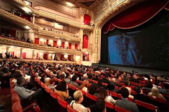 Com capacidade para 2.200 pessoas, o palco também já foi cenário de algumas das mais importantes apresentações da história da cultura brasileira.
