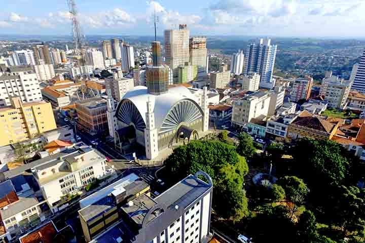 Também na cidade está localizado o maior distrito industrial do interior paranaense, com presença de grandes empresas como Ambev, Heineken, Cargill, Bunge, Tetra Pak e muitas outras.