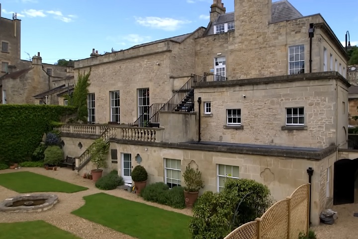 Trata-se da Norland College, fundada em 1892, em Londres, e atualmente sediado em Bath, sudoeste da Inglaterra.