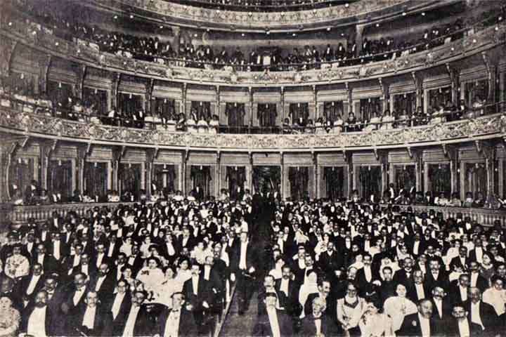 Nomes consagrados mundialmente, como o tenor italiano Enrico Caruso, a soprano greco–americana Maria Callas, o pianista polaco Arthur Rubinstein e e o bailarino letão Mikhail Baryshnikov se apresentaram no Theatro Municipal do Rio de Janeiro.
