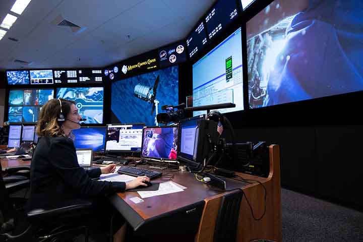 Outra característica distintiva do Hubble é a qualidade ótica, jamais equiparada por outro telescópio. Ele é dotado de espelhos que permitem operar também nos espectros infravermelho e ultravioleta.
