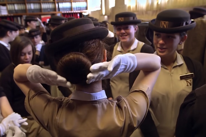 As profissionais de Norland trabalham sob rígidas regras de conduta, incluindo uso de uniforme tradicional e postura discreta.