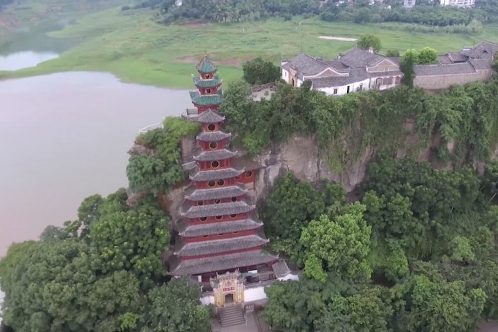 No complexo, a construção mais popular é uma vila em forma de torre vermelha, apoiada em um grande rochedo e com mais de 50 metros de altura. 