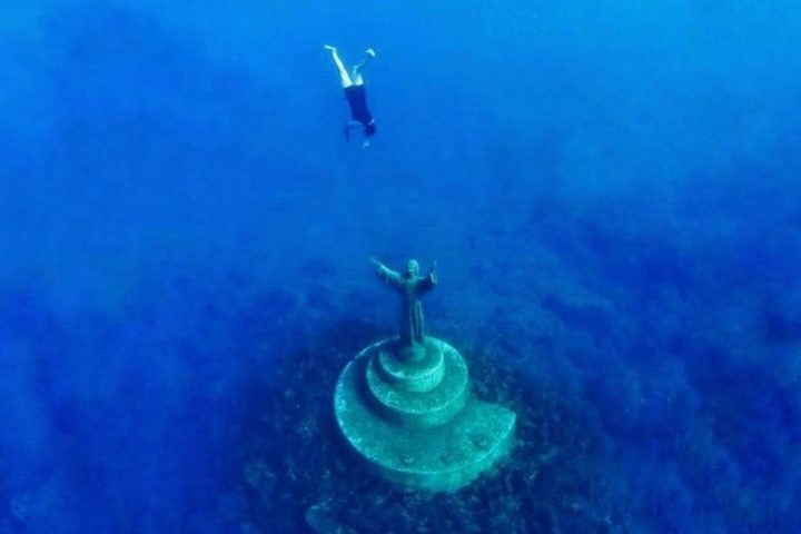 Em especial, a escultura homenageia o mergulhador Dario Gonzatti, pioneiro do mergulho moderno que morreu em 1947.