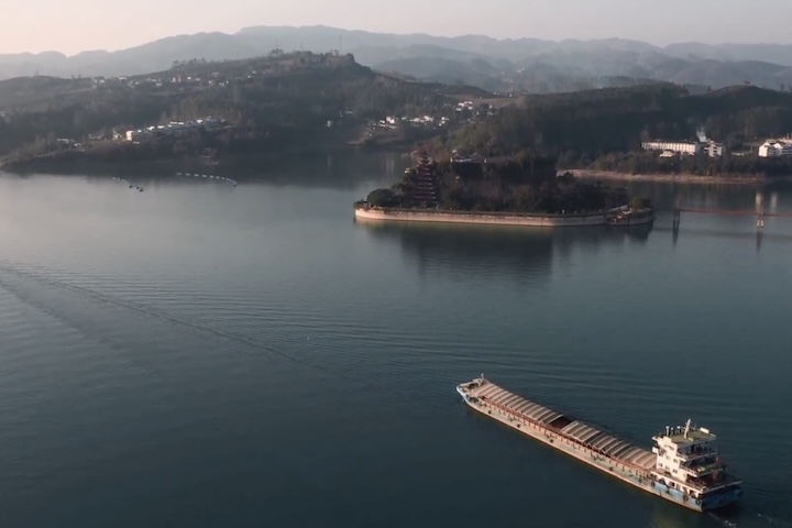 Atualmente, o local atrai turistas que chegam de cruzeiros pelo Yangtzé ou por terra para conhecer a torre vermelha, o templo suspenso e as vistas panorâmicas do rio.