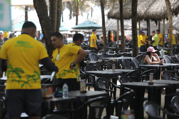FORTALEZA, CEAR&Aacute;, BRASIL,26.12.2025: Movimenta&ccedil;&atilde;o nas barracas de praia, Praia do Futuro .  (foto: Fabio Lima/OPOVO).(Foto: F&Aacute;BIO LIMA)