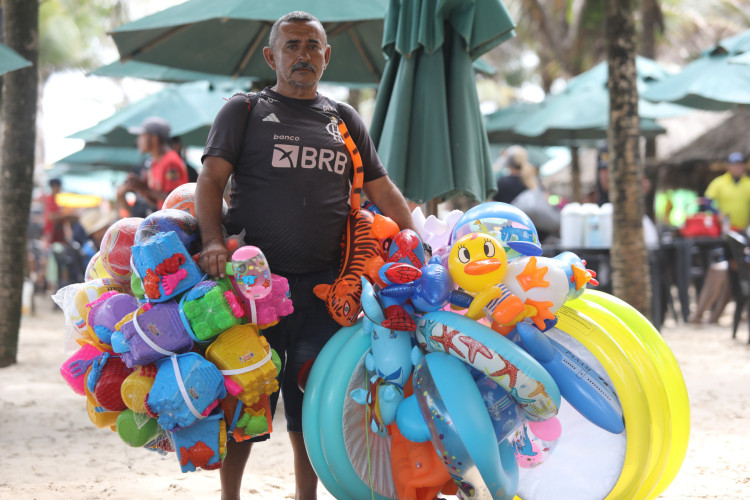 FORTALEZA, CEAR&Aacute;, BRASIL,26.12.2025: Francisco Alberto Barroso, vendedor ambulanta. Movimenta&ccedil;&atilde;o nas barracas de praia, Praia do Futuro .  (foto: Fabio Lima/OPOVO).(Foto: F&Aacute;BIO LIMA)
