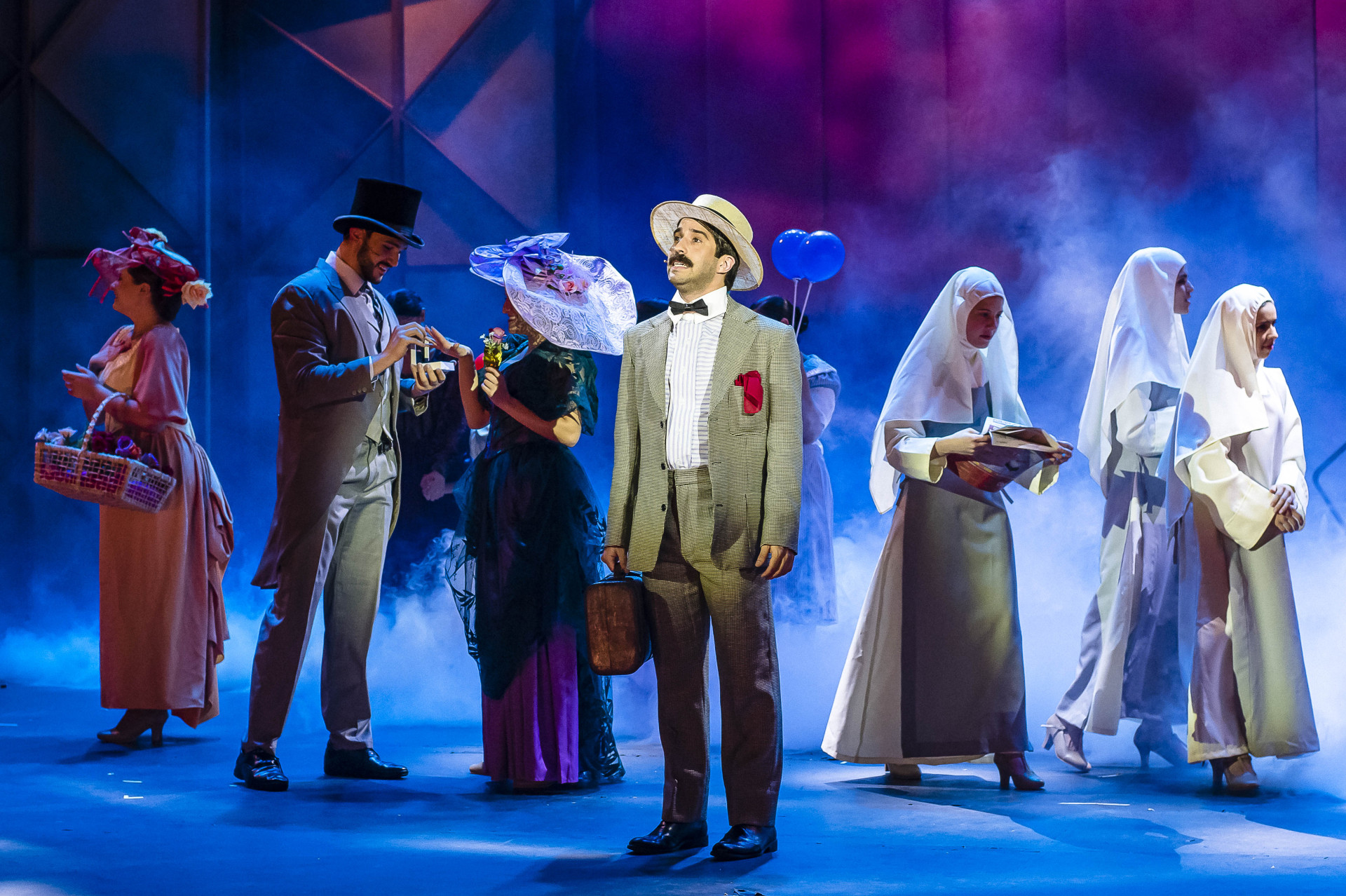 Mateus Ribeiro deu vida a Santos Drumont na peça Além do ar - O Musical