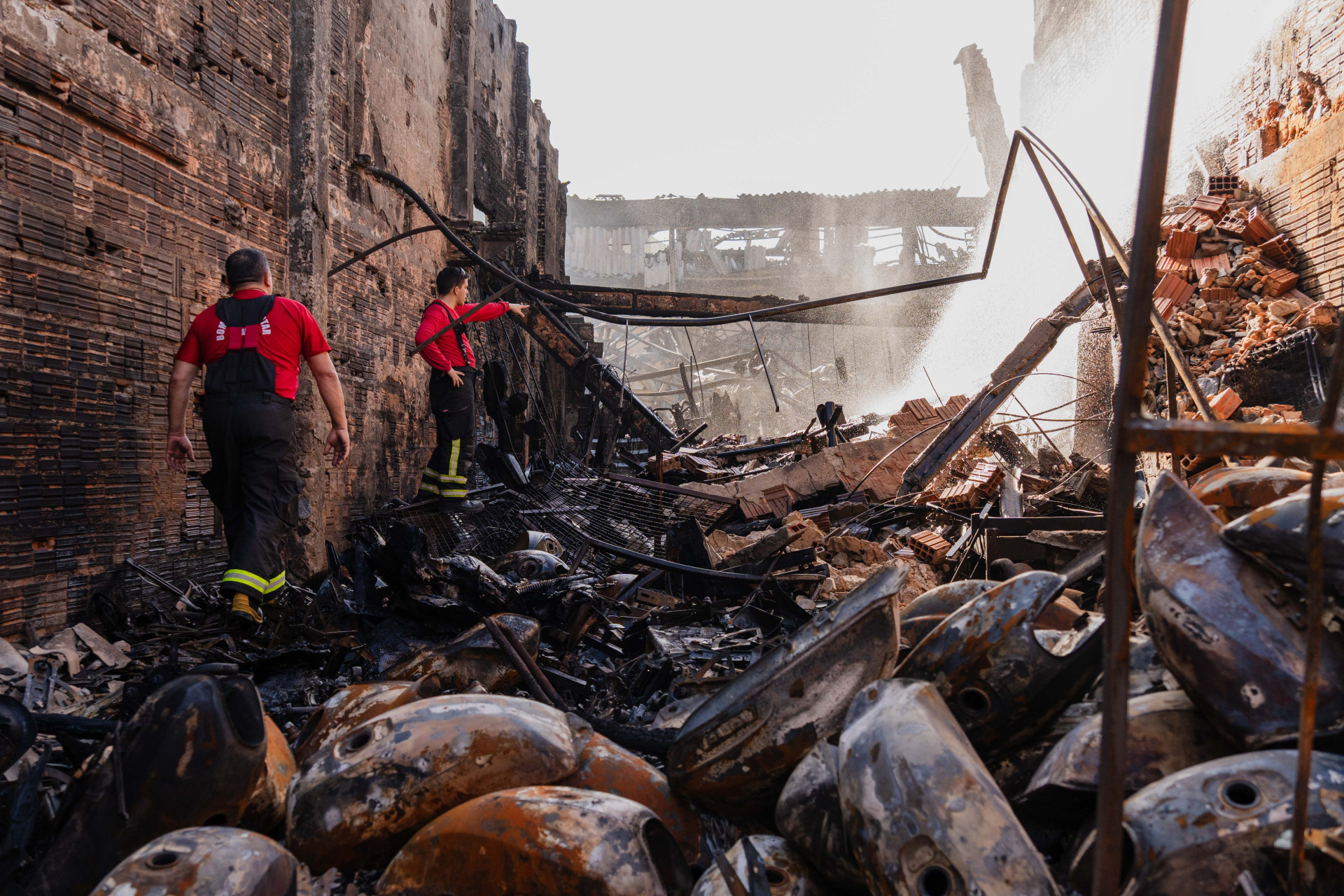 ￼ARREDORES do incêndio na sucata Chico Alves (Foto: FERNANDA BARROS)