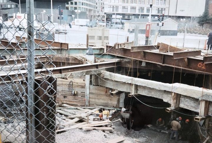 Estimado em US$ 2,8 bilhões em 1985, o custo final com impostos e juros de empréstimos totalizou uma cifra impressionante de mais de US$ 22 bilhões a US$ 24 bilhões — o projeto rodoviário mais caro na história dos Estados Unidos.