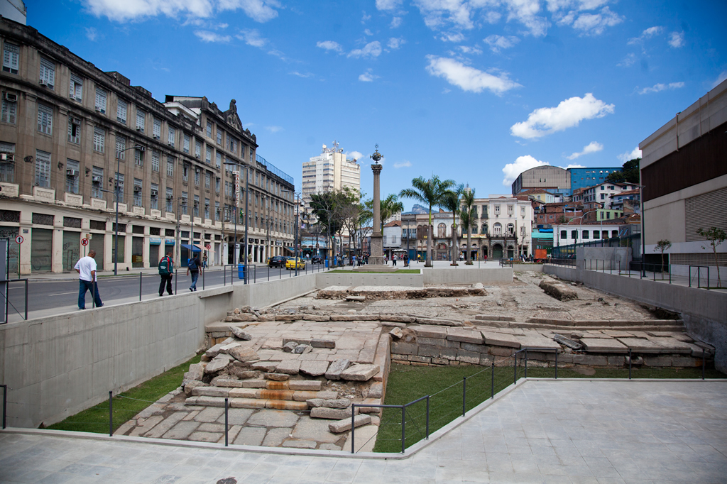 Até meados da década de 1770, os escravizados desembarcavam na Praia do Peixe, atual Praça XV, e eram negociados na Rua Direita, hoje Rua 1º de Março, no centro do Rio de Janeiro, à vista de todos. 