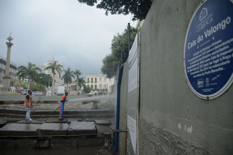 O Cais do Valongo foi um porto onde mais de um milhão de africanos escravizados desembarcaram entre 1811 e 1831. Ele se tornou um importante sítio arqueológico e um símbolo do tráfico transatlântico de escravos e da cultura afro-brasileira.