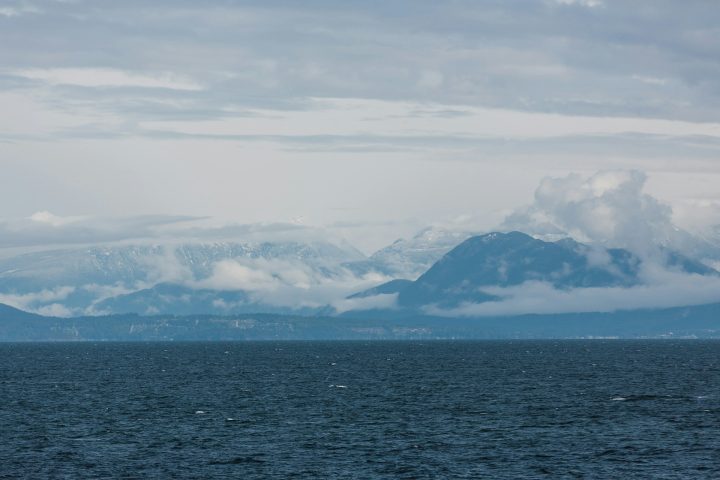 Durante o mês de setembro, a temperatura média da água do mar na costa do Alasca pode variar entre 7°C e 12°C.