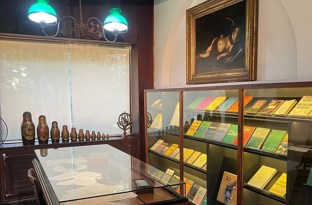 La Chascona – Pablo Neruda (Santiago, Chile): Projetada por Neruda para Matilde Urrutia, a casa tem passagens secretas, objetos náuticos e uma biblioteca pessoal. Reflete o espírito lúdico e poético do autor.