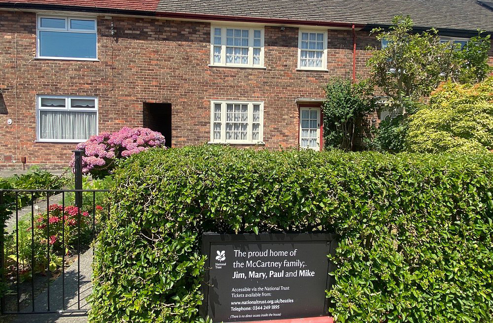 Casa de Paul McCartney (Liverpool, Inglaterra): Local onde McCartney escreveu clássicos dos Beatles. Preservada pelo National Trust, a casa pode ser visitada com agendamento.
