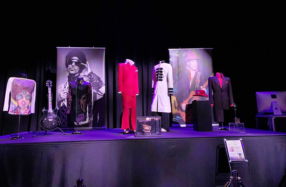 Paisley Park – Prince (Minnesota, Estados Unidos): Residência e estúdio do cantor Prince. Hoje é museu e espaço de shows. Exibe figurinos, instrumentos e ambientes criativos do artista.