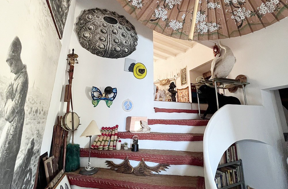 Ao redor do mundo, artistas deixaram rastros profundos em seus espaços pessoais — e muitos deles abriram suas portas para que o público possa sentir de perto a vibração da arte que ali nasceu. De Salvador Dalí a Tomie Ohtake, de Pablo Neruda a Portinari, cada casa é um mergulho na alma do criador.