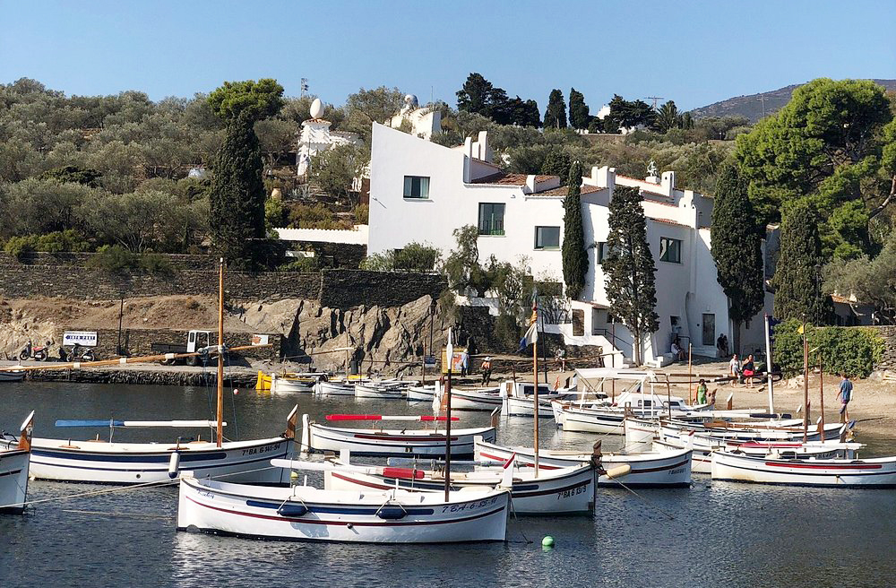Casa-Museu Salvador Dalí (Portlligat, Espanha): Localizada na Costa Brava, essa casa à beira-mar foi projetada pelo próprio Dalí. O espaço é repleto de excentricidades, como um trono para Gala e esculturas surrealistas. O ateliê permanece intacto, com obras inacabadas.