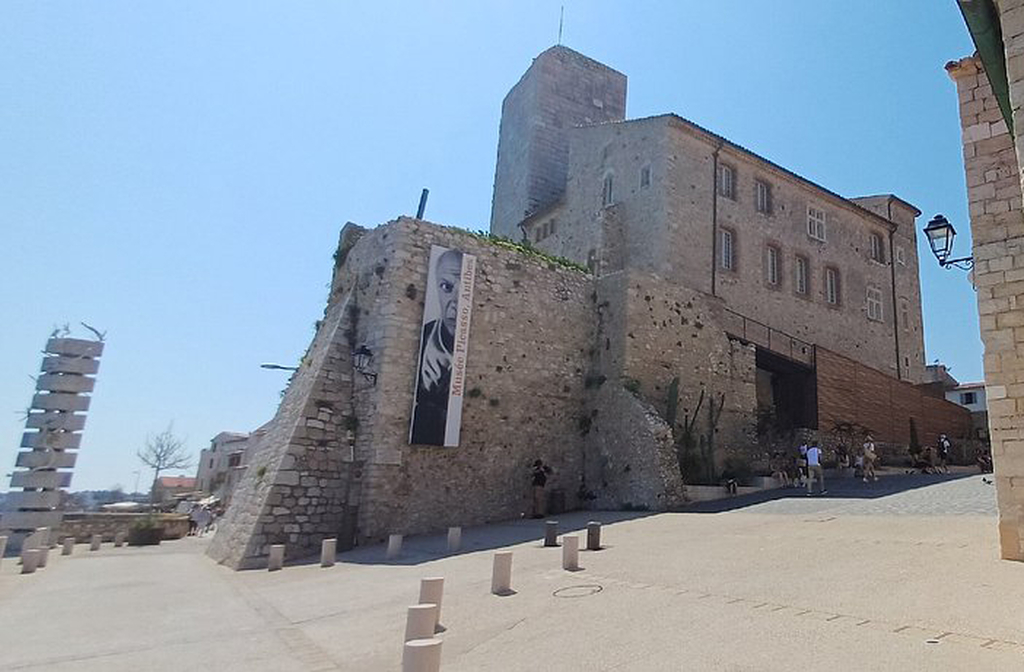Casa Museu Picasso (Antibes, França): Picasso viveu nesta casa à beira-mar. O museu exibe obras do artista e uma coleção de arte moderna. O local tem vista para o Mediterrâneo e respira inspiração.