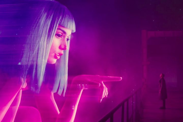 Batman Zavareze, diretor de arte de grandes artistas brasileiros, acredita que, em breve, as telas serão substituídas por projeções holográficas avançadas.