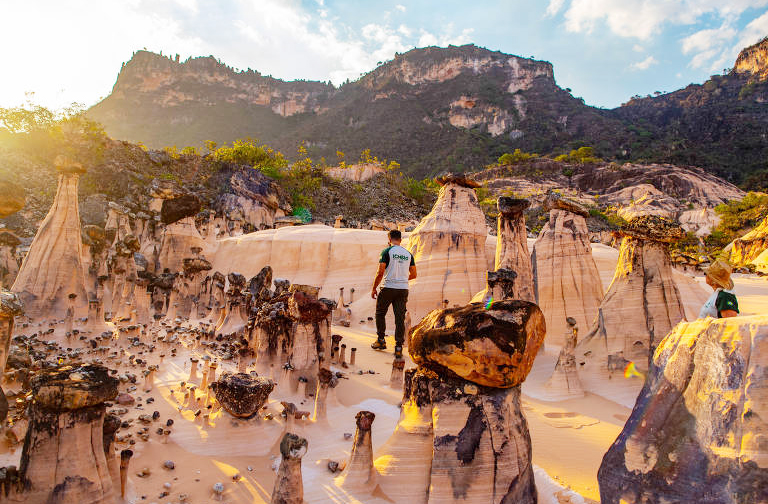 As chaminés de fada brasileiras diferem das estrangeiras por sua escala mais modesta e pela composição rochosa típica do cerrado. Enquanto as da Capadócia chegam a dezenas de metros, as de Terra Ronca são menores, mas igualmente fascinantes.