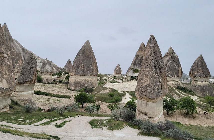 Pela primeira vez, o Brasil entra para o mapa mundial das formações geológicas raras com o registro das chamadas chaminés de fada — estruturas naturais que parecem saídas de um conto encantado.