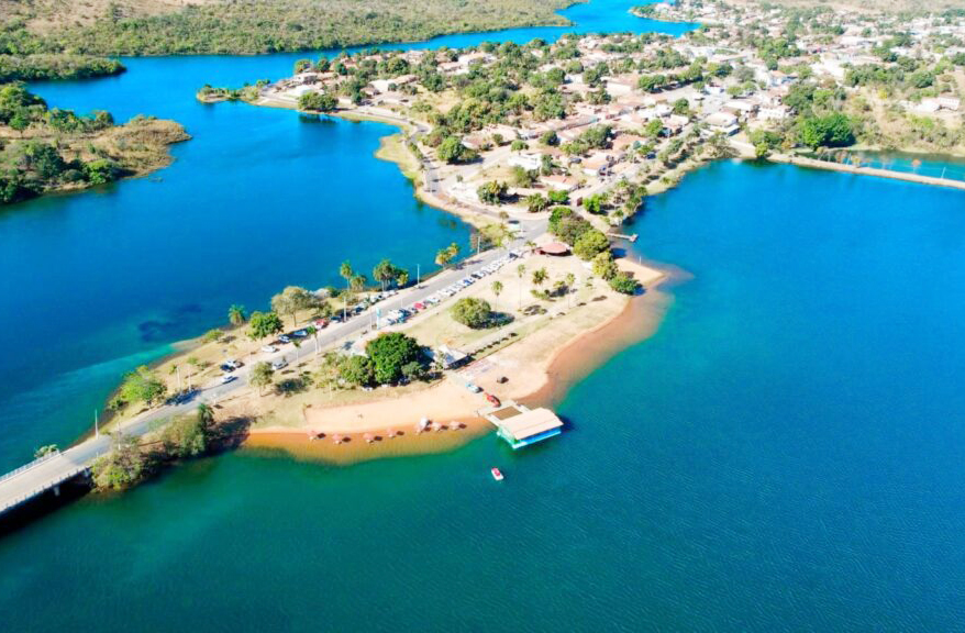 Para visitar as chaminés de fada, o turista deve se dirigir ao município de São Domingos, em Goiás, e agendar o passeio com guias credenciados do Parque Estadual de Terra Ronca. A melhor época é durante a estação seca, entre maio e setembro, quando o acesso é mais fácil e a visibilidade das formações é ideal.