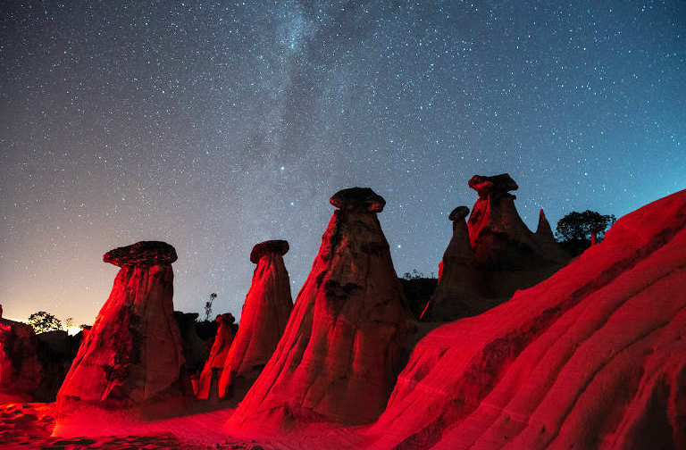 Do coração do cerrado goiano, emergem torres de pedra que desafiam o tempo e encantam o olhar. As recém-descobertas chaminés de fada não são apenas uma raridade geológica — são testemunhas silenciosas da força da natureza, da beleza da erosão e da riqueza ainda pouco explorada do nosso território.