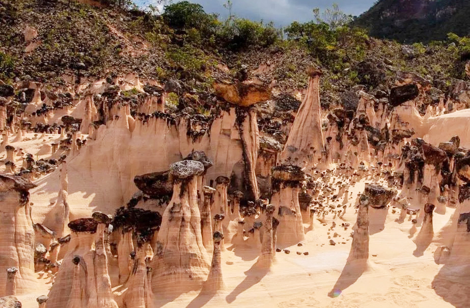Elas surgem quando camadas de rochas sedimentares são desgastadas de forma desigual, criando colunas com “chapéus” de pedra mais resistente no topo.