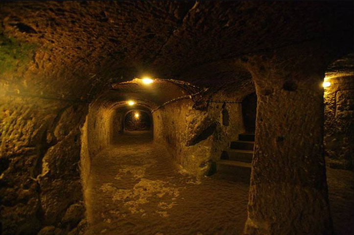 Primeiro, o morador derrubou uma parede e encontrou uma sala misteriosa. Ali era apenas uma das entradas para a antiga cidade de Elengubu, que recebeu então o novo nome de Derinkuyu. 