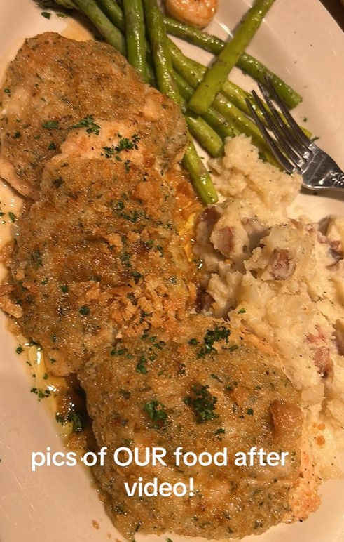 Huff mostrou fotos do jantar em um restaurante, mas ao levar a sobra para casa encontrou outro pedido: macarrão, pizza e pães. Internautas relataram casos parecidos e sugeriram que ela pedisse reembolso pelo erro.