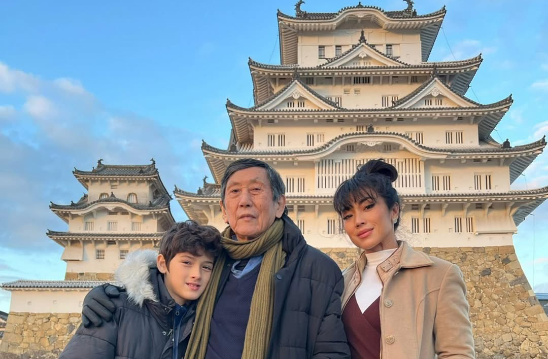 Daniele Suzuki é formada em Desenho Industrial, com pós-graduação em Neurociência e Comportamento pela PUC-Rio. Também tem formação em Direção pela New York Film Academy. Em 2022, realizou o sonho de seu pai ao conhecer o Japão pela primeira vez.