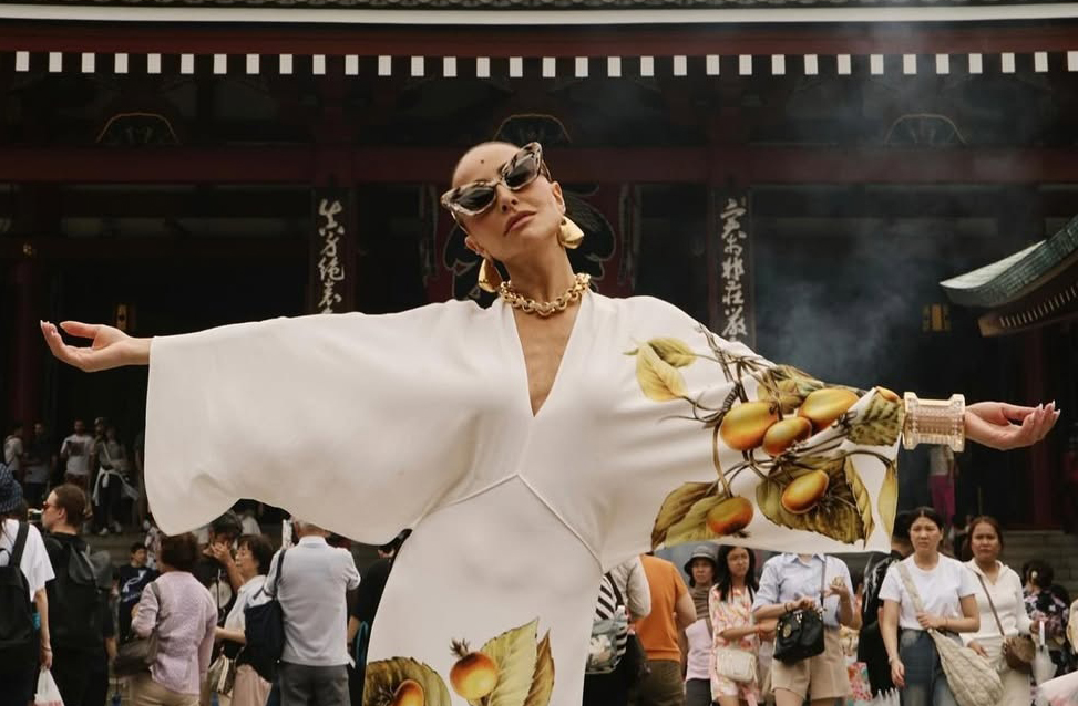  Sabrina Sato: É uma das apresentadoras mais queridas do Brasil. Repleta de carisma e estilo, despontou na televisão ao participar do BBB3, exibido em 2003, quando foi eliminada na oitava semana. Em 2024, visitou o Japão para apresentar um quadro do Fantástico, da Globo.