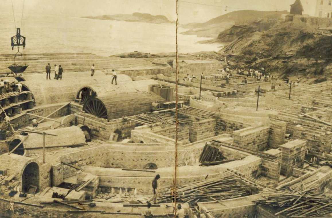 Faça chuva ou faça sol, o Forte de Copacabana segue imponente na orla e pronto para ser apreciado por quem visita o bairro que é o principal destino turístico do Rio. A fortificação, construída para proteger a Baía de Guanabara e que completou 111 anos em 28/09/2025, sediou momentos marcantes da história militar.