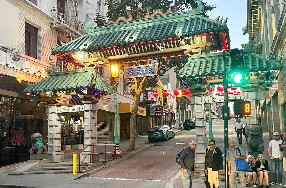 O bairro Chinatown, fundado em meados do século 19, é o segundo maior fora da Ásia. Com arquitetura típica, mercados e templos, ele preserva tradições milenares e atrai milhões de visitantes todos os anos.