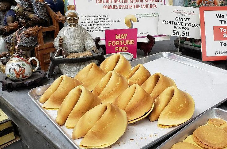 Apesar de serem associadas Ã  cultura chinesa, as galletas da fortuna foram inventadas em San Francisco, no inÃ­cio do sÃ©culo 20. Esse doce curioso, com mensagens dentro, Ã© um sÃ­mbolo da fusÃ£o cultural da cidade â e nÃ£o tem origem na China!