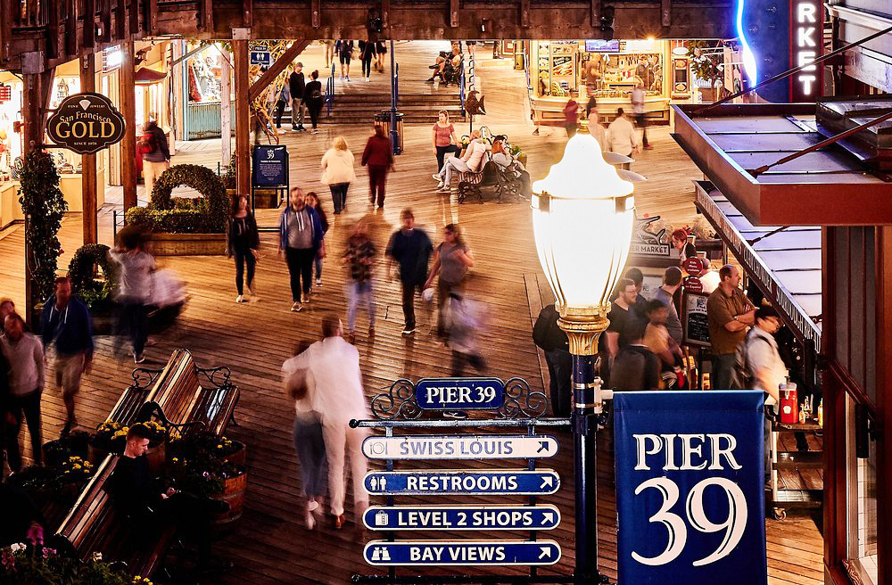 San Francisco é mais do que uma cidade com paisagens deslumbrantes e história rica — é um símbolo de reinvenção, diversidade e inovação. Da homenagem a São Francisco de Assis à liderança global em tecnologia e direitos civis, cada esquina carrega uma história que inspira.