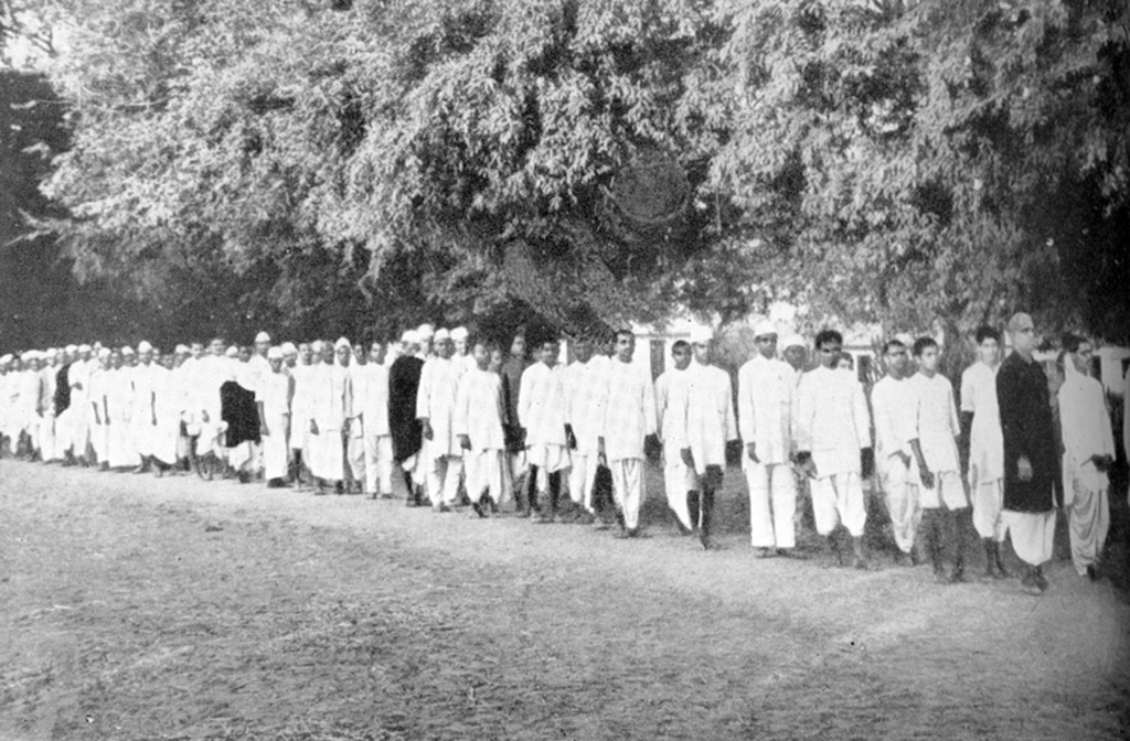 Em 1930, ele liderou a Marcha do Sal, uma caminhada de 380 quilômetros até o mar para produzir sal, desafiando o monopólio britânico. Tal ato de desobediência civil inspirou o mundo.