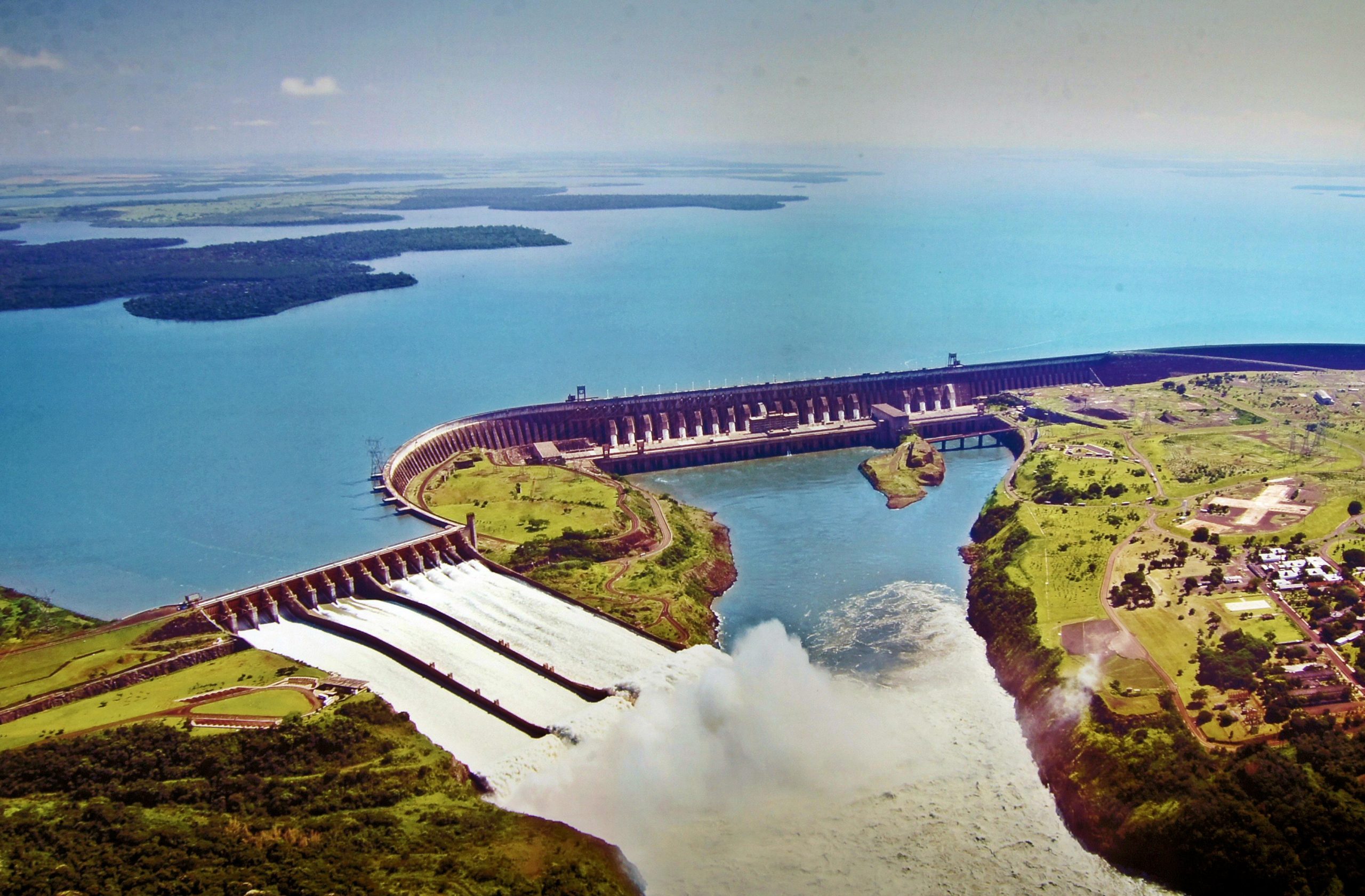 Itaipu (Brasil/Paraguai), no Rio Paraná: É uma das maiores geradoras de energia do mundo. Com capacidade de 14 mil megawatts, abastece grande parte dos dois países. É também um símbolo de cooperação internacional e engenharia binacional bem-sucedida.