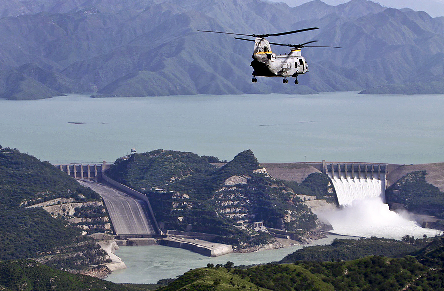 Represa de Tarbela  (Paquistão), no Rio Indo: É a maior represa de terra e rocha do mundo, com 143 metros de altura e capacidade de 4.888 megawatts. Crucial para irrigação, controle de enchentes e geração de energia, abastece quase 20% da eletricidade do país. A construção causou perda de zonas úmidas, florestas e pastagens.