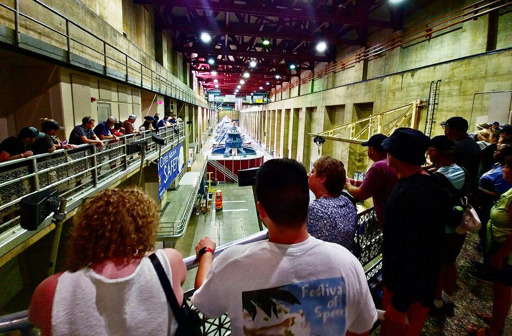  Apesar dos benefícios, a construção causou deslocamento de comunidades e alterações no ecossistema do Rio Colorado. Hoover, aliás, recebe cerca de 7 milhões de visitantes por ano, com passeios guiados, centro de visitantes e vista para o Lago Mead.