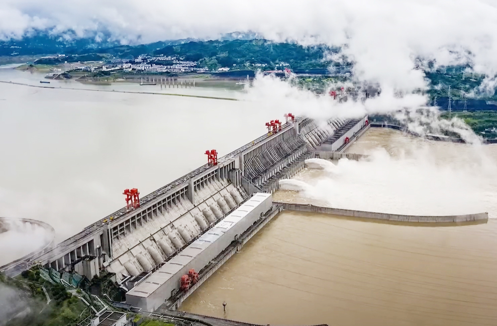 Três Gargantas (China), no Rio Yangtzé: Maior usina hidrelétrica do mundo em capacidade instalada, com 22.500 megawatts. Além de gerar energia para milhões de chineses, controla enchentes e facilita a navegação fluvial. Sua construção envolveu grande deslocamento em massa e impactos ambientais significativos.