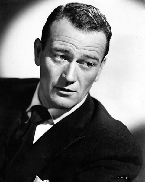 John Wayne – Iowa, 26/5/1907 — Uniu presença imponente e carisma rígido, tornando-se o maior símbolo do faroeste clássico. Marcou “Rastros de Ódio” e “Bravura Indômita”. Morreu em 1979, aos 72 anos.