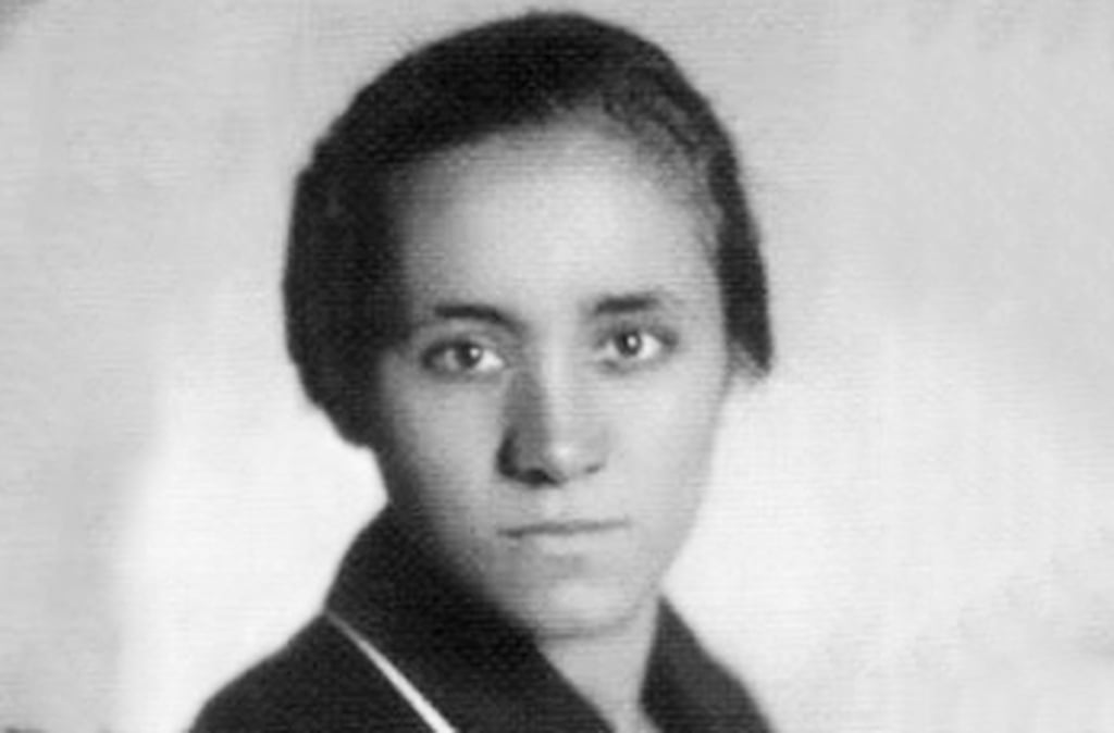 Poucas pessoas tocaram tantos corações com palavras tão simples quanto Madre Teresa de Calcutá. Com fé e caridade, ela deixou um legado espiritual profundo. Nascida em 1910 na atual Macedônia, tornou-se freira católica e fundou as Missionárias da Caridade. Viveu para servir os mais pobres e foi canonizada em 2016.