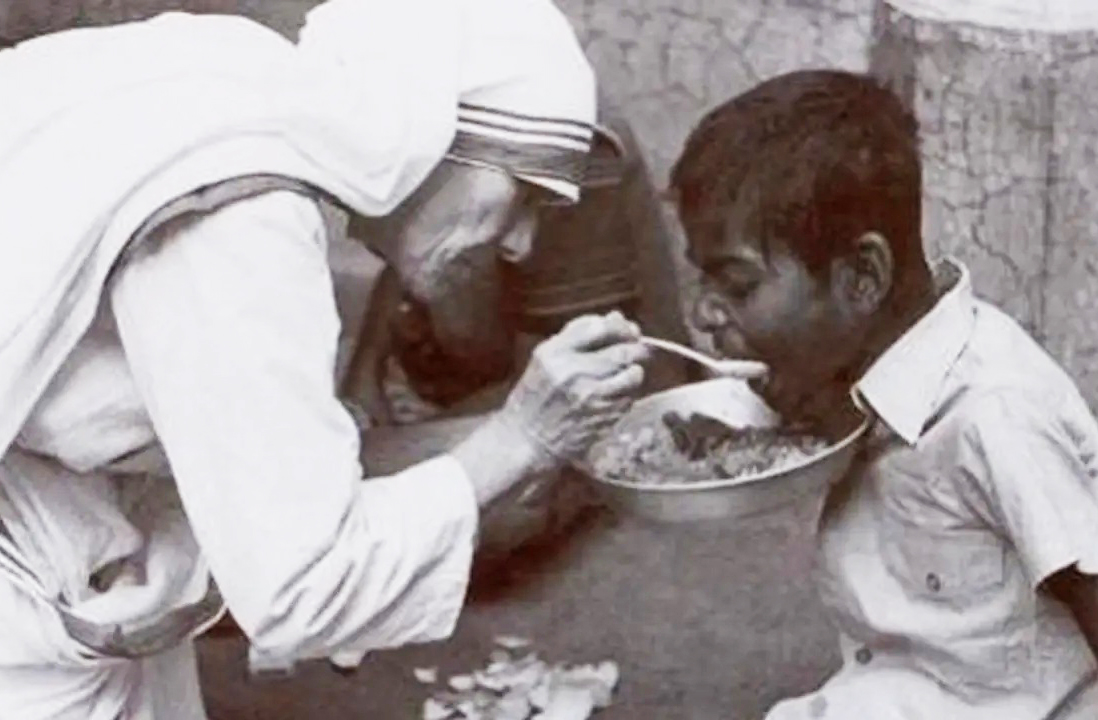Em 1929, ela foi enviada à cidade de Bengala, na Índia, para atuar como professora. Em 1946, durante uma viagem de trem, viveu uma experiência espiritual profunda — uma “chamada dentro da chamada”, como ela mesma descreveu. A partir desse momento decisivo, passou a dedicar sua vida aos mais pobres entre os pobres.


